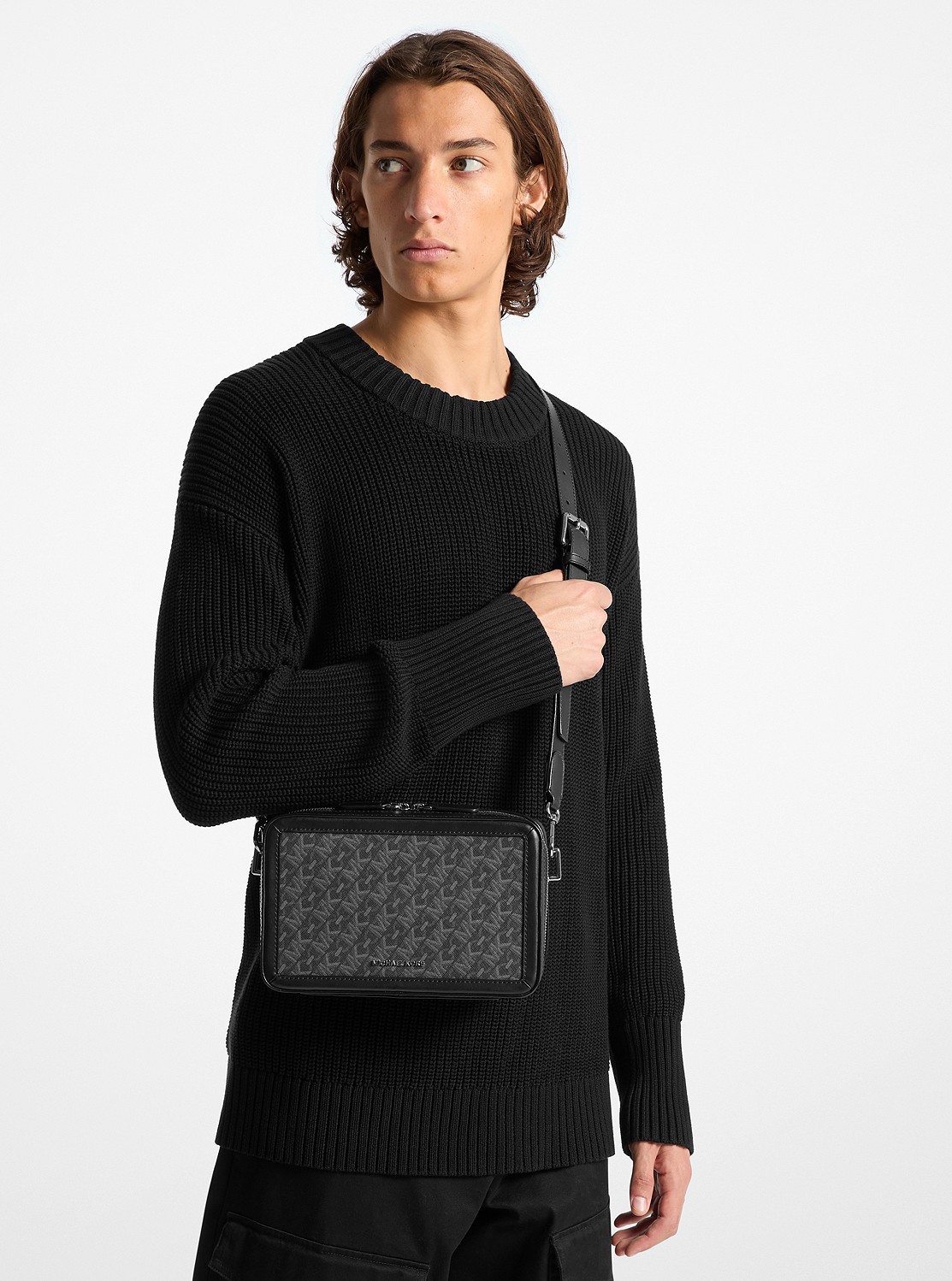 KITH ブラック ショルダーバッグ　クロスボディバッグ　モノグラム　エンボス KITH ブラック ショルダーバッグ クロスボディバッグ モノグラム