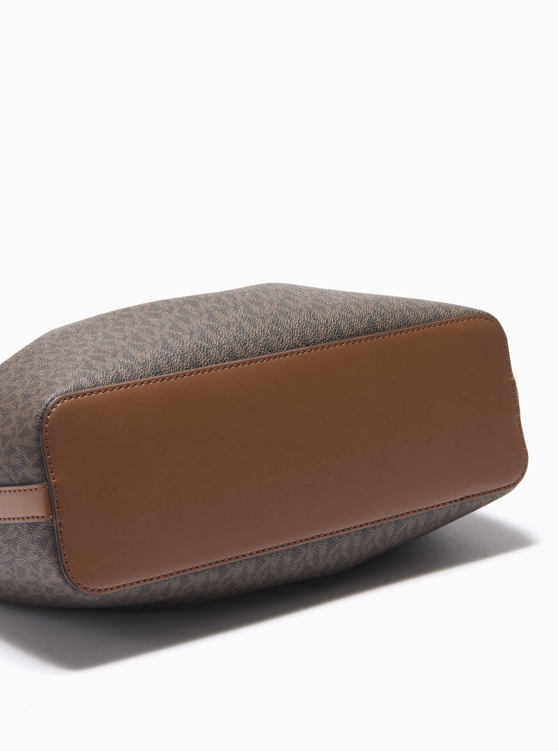 CARSON クロコダイル エンボス センタージップ サッチェル ミディアム