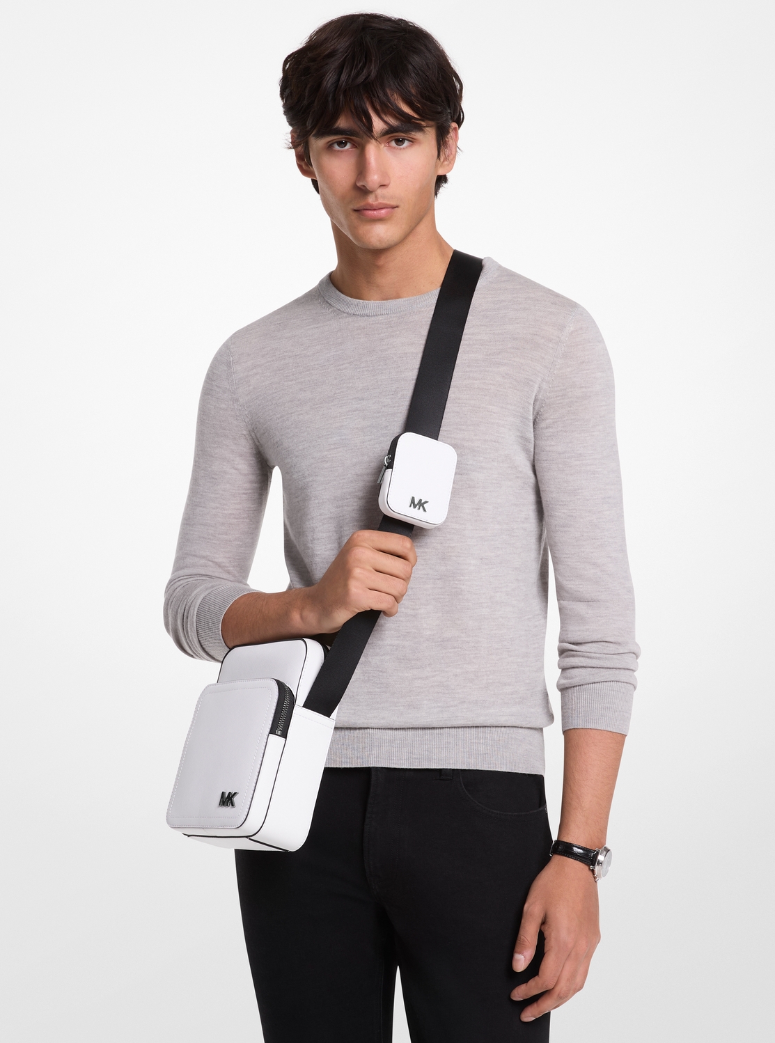 【新品未使用】MICHAEL KORS カメラバッグ ウィズ ポーチ MICHAEL KORS（マイケルコース）の「HUDSON シグネチャーロゴ
